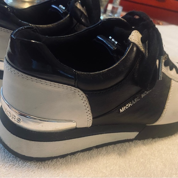 Almost Brand New Women’s Fine Leather Sneakers By MICHAEL KORS - box 4 - Picture 6 of 8